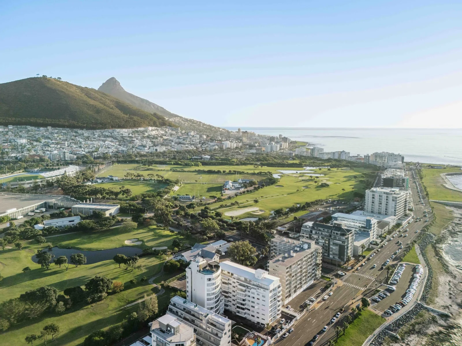 The course along the seafront road, with Signal Hill and Lion's Head behind